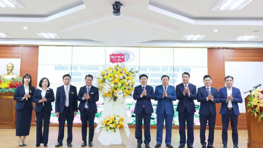 Đồng chí Trương Quốc Huy - Bí thư Tỉnh uỷ đến thăm và chúc mừng Bệnh viện Đa khoa tỉnh Phú Thọ nhân dịp kỷ niệm 60 năm Ngày thành lập (22/11/1965 - 22/11/2025)