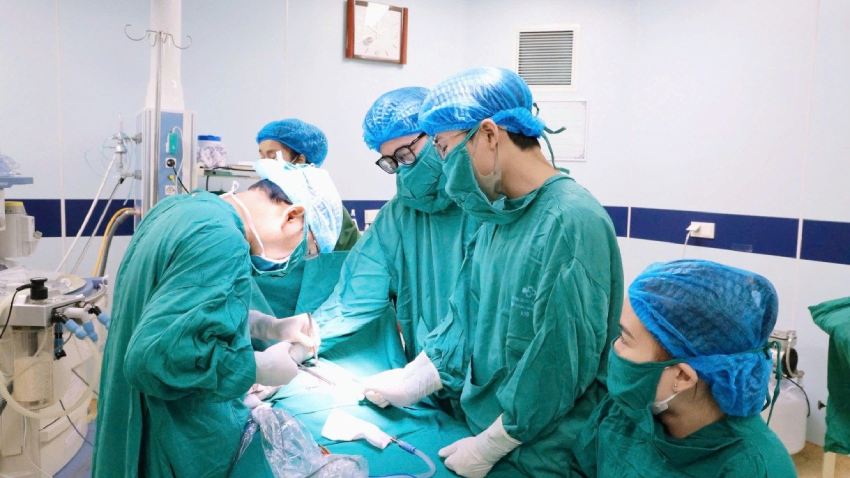 Phẫu thuật tạo hình hậu môn thành công cho bé gái 1 tháng tuổi mắc dị tật bẩm sinh không hậu môn
