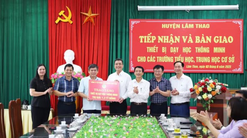 Công ty CP Supe Phốt phát và Hóa chất Lâm Thao: Bàn giao thiết bị dạy học thông minh