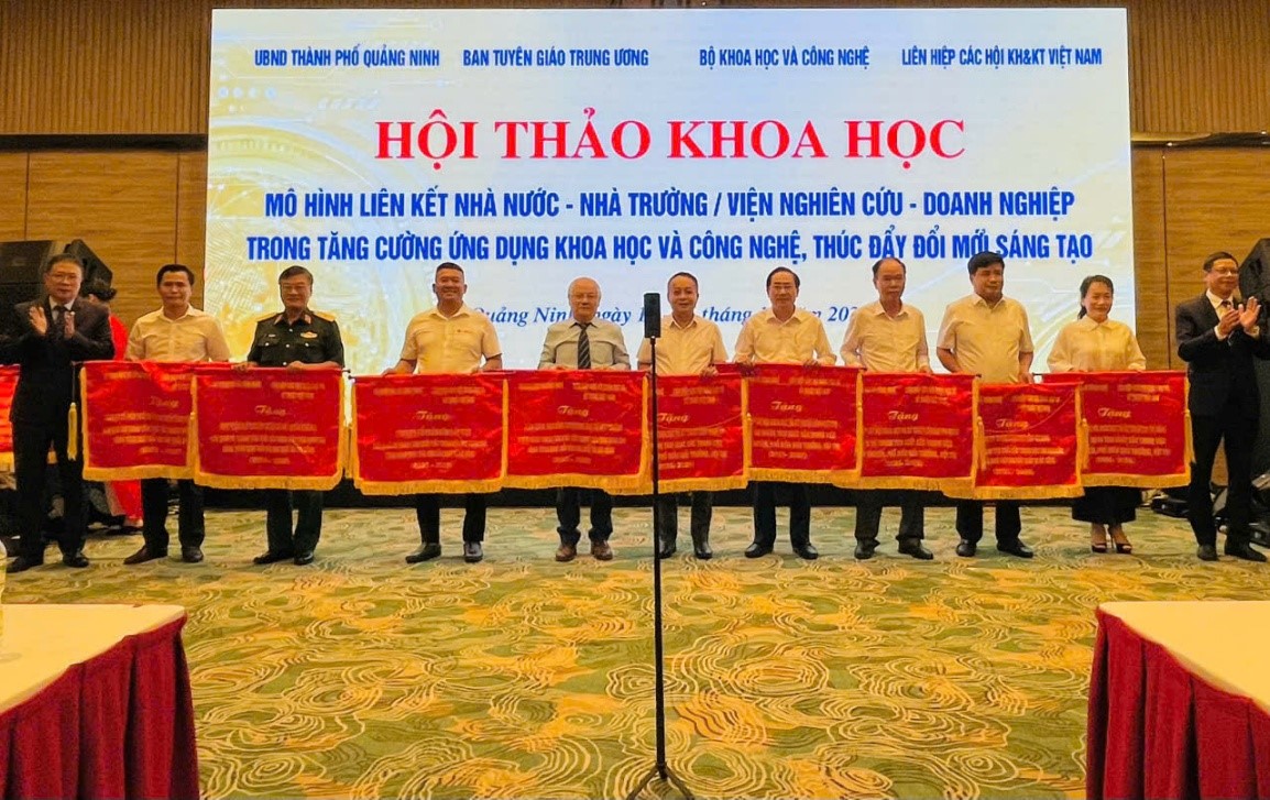 Liên hiệp các Hội Khoa học và Kỹ thuật tỉnh Phú Thọ được tặng Cờ thi đua của Liên hiệp các Hội Khoa học và Kỹ thuật Việt Nam vì có thành tích xuất sắc trong việc tuyên truyền, phổ biến Giải thưởng, Hội thi (2025-2026) và nhận Cờ luân lưu đăng cai tổ chức hội thảo năm 2027