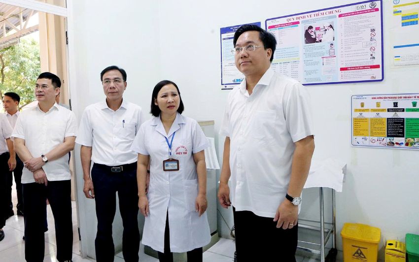 Chủ tịch UBND tỉnh Trần Duy Đông thăm và làm việc tại một số cơ sở y tế khu vực Phú Thọ