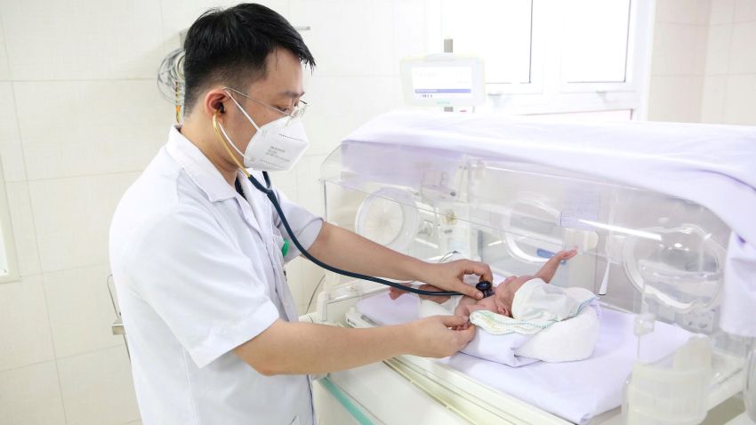 Hành trình 103 ngày hồi sinh bé gái sinh cực non 24 tuần, chỉ nặng 550 gram