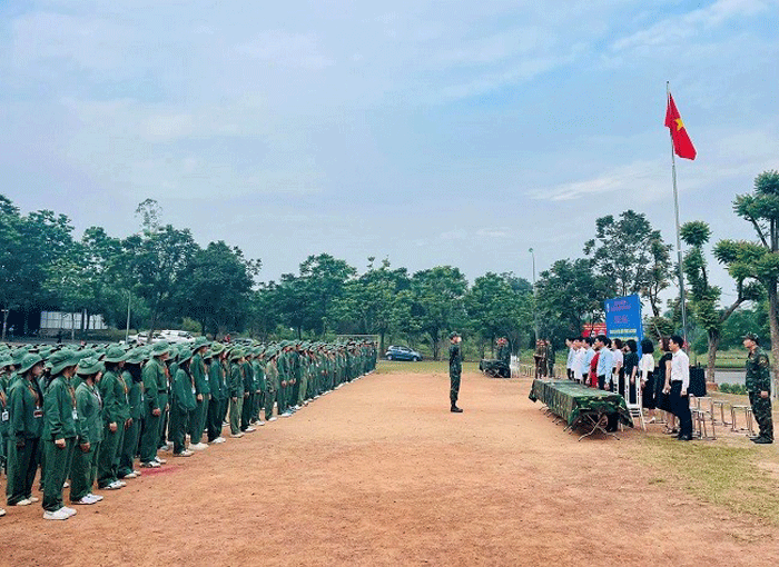 Khai mạc khoá học GDQP&AN cho gần 1900 sinh viên K22 hệ đại học chính quy Trường Đại học Hùng Vương