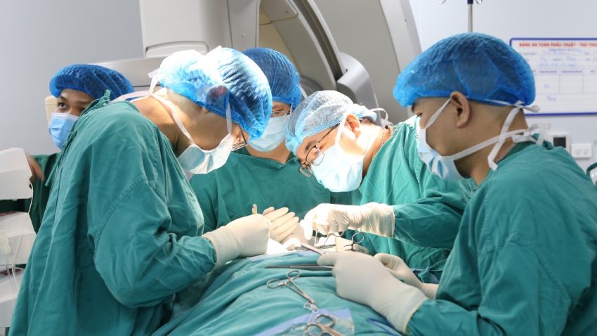 Chạy đua với thời gian cứu cậu bé 14 tuổi bị vỡ tim sau tai nạn giao thông