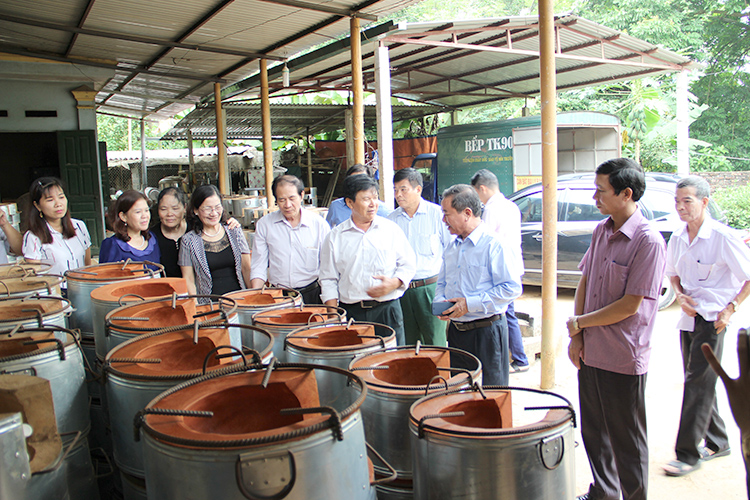 Đoàn thẩm định “Giải thưởng Nhân tài Đất Việt về Khuyến học, Khuyến tài” năm 2018 làm việc với chủ sở hữu quyền đối với sản phẩm “Bếp đun cải tiến TK90 tiết kiệm năng lượng”