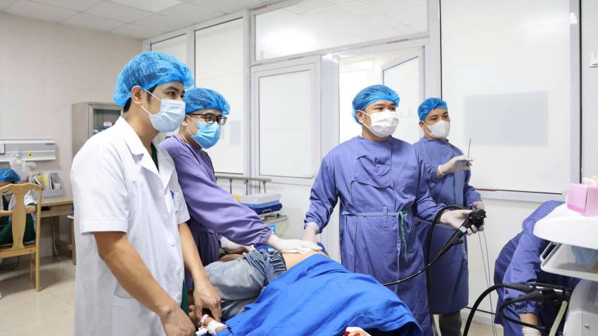 Thành công loại bỏ polyp đại tràng “kích thước lớn” cho bệnh nhi 13 tuổi với sự phối hợp của chuyên gia nội soi